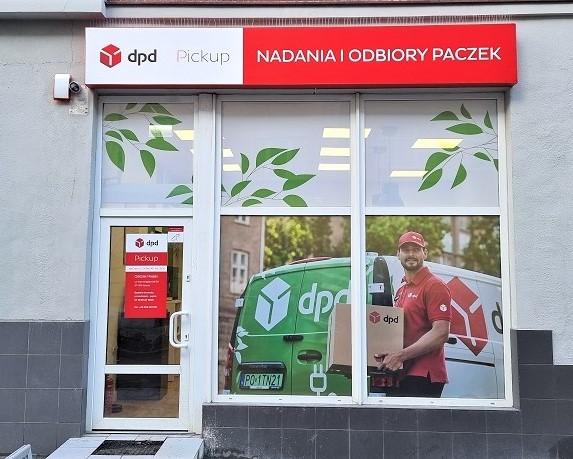 Punkt DPD Pickup: nadawanie i odbiór paczek. Kurier z paczką na witrynie.