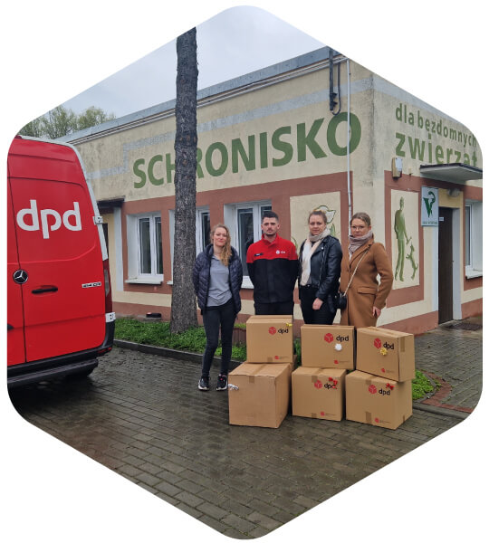 DPD wspiera schronisko dla zwierząt. Kurier i wolontariusze z paczkami.