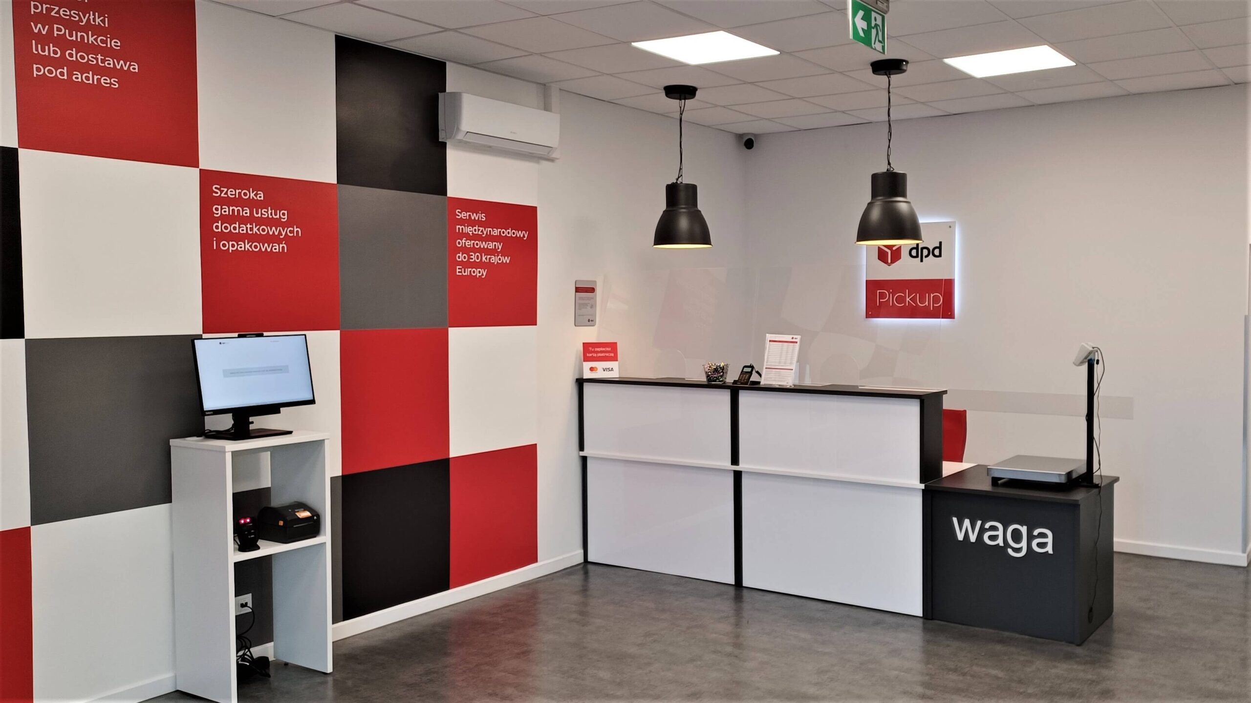 Punkt DPD Pickup: stanowisko obsługi klienta, waga paczek, monitor.