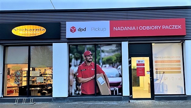 Punkt DPD Pickup: nadania i odbiory paczek. Kurier DPD z paczką na witrynie.