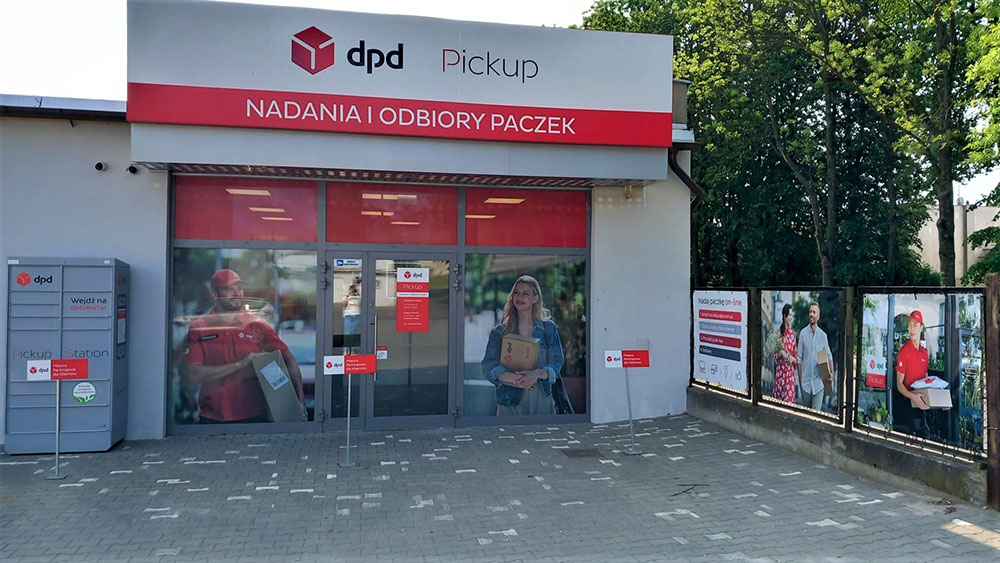 Punkt DPD Pickup: nadawanie i odbiór paczek, automat paczkowy obok wejścia.