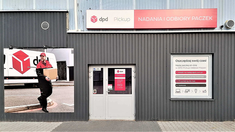 Punkt DPD Pickup: nadawanie i odbiór paczek. Kurier z paczką na plakacie.