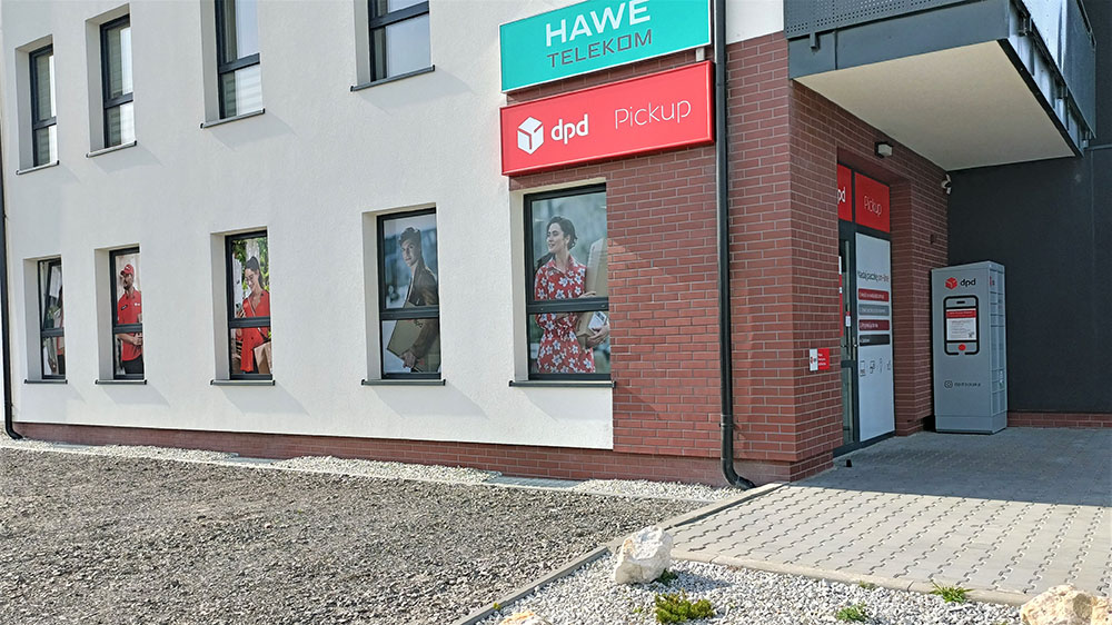 Punkt DPD Pickup z automatem paczkowym na zewnątrz budynku.