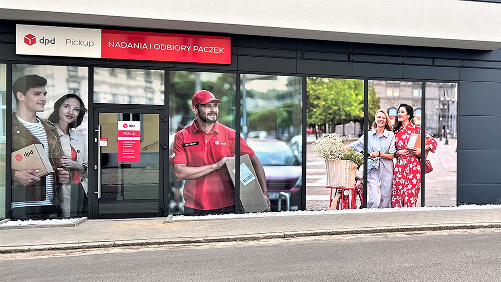 Punkt DPD Pickup: nadawanie i odbiór paczek. Oklejone witryny z grafikami.