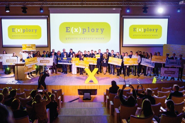 Gala wręczenia nagród E(x)plory Gdynia. Uczestnicy na scenie z czekami na 3000 zł.