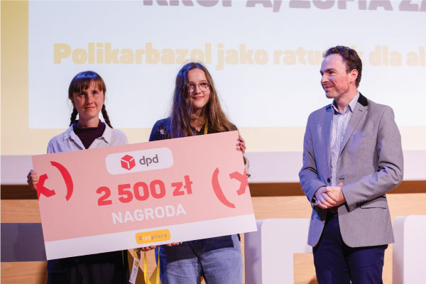 Wręczenie nagrody DPD: czek na 2500 zł dla laureatów konkursu.