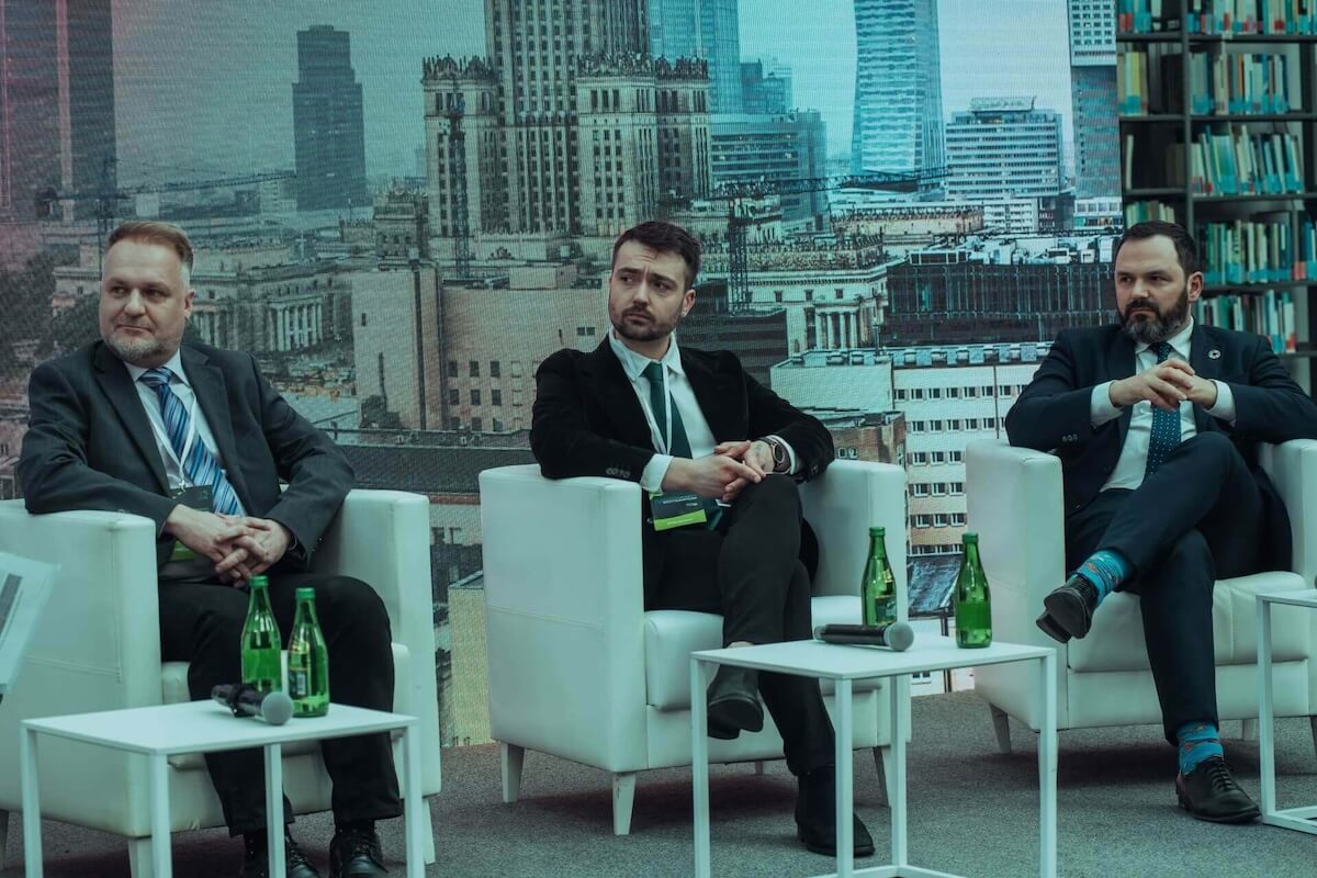 Panel dyskusyjny DPD Polska podczas konferencji. Trzech prelegentów siedzi na fotelach.