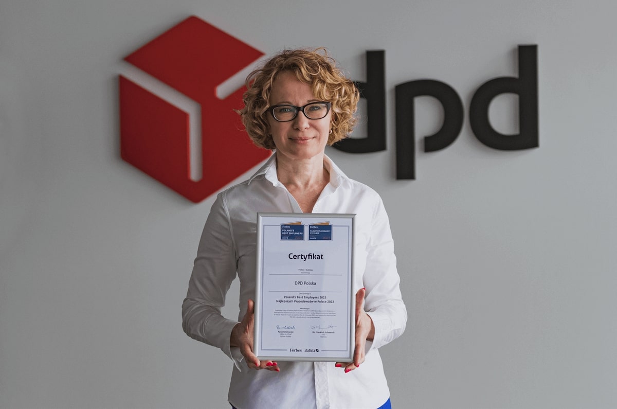 Kobieta z certyfikatem "Najlepsi Pracodawcy" na tle logo DPD Polska.