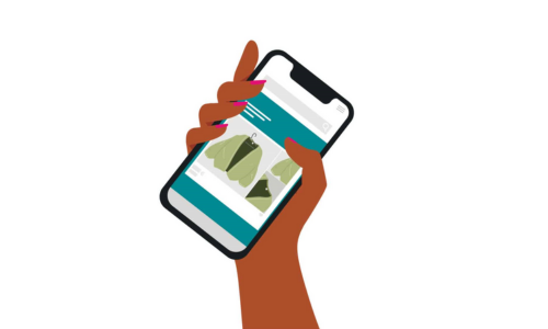 aplikacja-tresc (1) Ilustracja dłoni trzymającej smartfon, na którego ekranie widoczna jest aplikacja zakupowa z prezentacją produktu, symbolizująca zakupy online.
