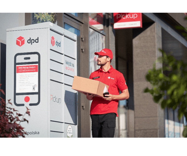 Kurier DPD z paczką przy automatach paczkowych DPD Pickup.