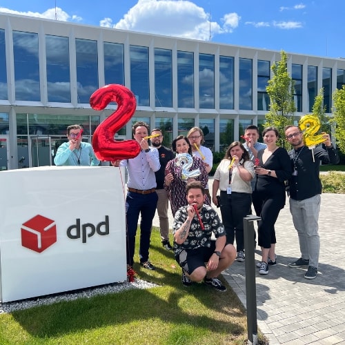 Zespół DPD świętuje rocznicę firmy z balonami i konfetti.