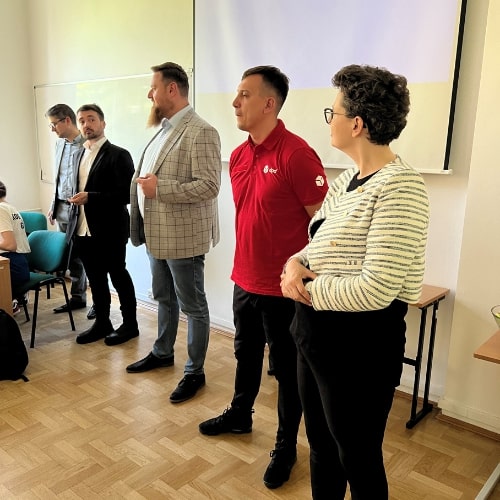 Grupa osób podczas prezentacji DPD w sali konferencyjnej.