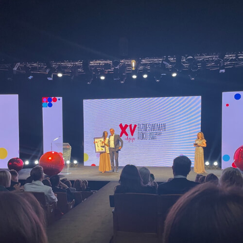 Gala wręczenia nagród XV edycji Bizneswoman Roku. Osoby na scenie.