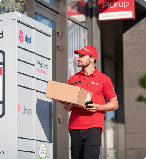Kurier DPD z paczką przy automacie paczkowym Pickup Station.