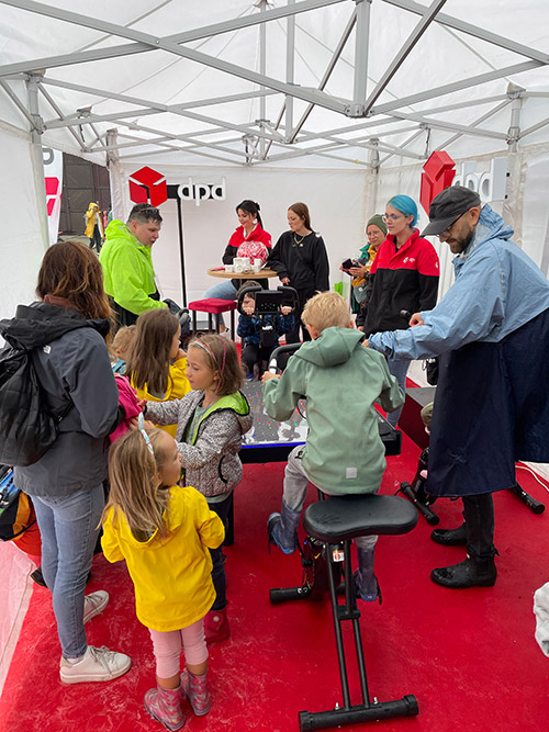 Image-(4) Dzieci uczestniczące w animacjach w strefie DPD podczas Cargo Bike Festiwal w Krakowie, uczą się zasad bezpiecznej jazdy na rowerze.