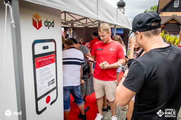 Pracownik DPD Polska prezentujący automat paczkowy na stoisku firmowym w trakcie Uphill Race w Karpaczu.