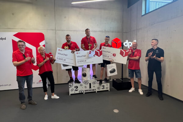 Wręczenie nagród zwycięzcom konkursu DPD. Osoby z voucherami na podium.