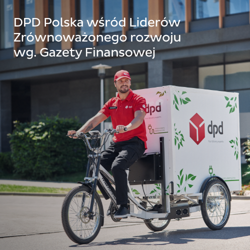 Kurier DPD na elektrycznym rowerze cargo, wyposażonym w oznaczenia firmy i ekologiczne grafiki, pozuje na tle nowoczesnego budynku. Na zdjęciu widoczny jest napis: „DPD Polska wśród Liderów Zrównoważonego Rozwoju wg. Gazety Finansowej.