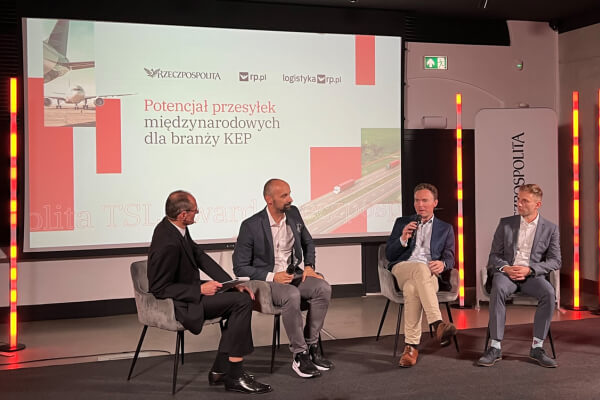 DPD Polska po raz kolejny z nagrodą TSL Award dziennika Rzeczpospolita Panel dyskusyjny podczas gali Rzeczpospolita TSL Award. Czterech uczestników, w tym przedstawiciel DPD Polska, omawia potencjał przesyłek międzynarodowych dla branży KEP. Na ekranie w tle wyświetlony jest temat panelu i logotypy organizatorów.