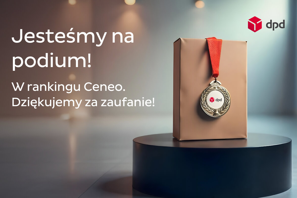 Złoty medal z logo DPD zawieszony na czerwonej wstążce, spoczywa na eleganckim pudełku ustawionym na czarnym podium. Na zdjęciu widoczny jest napis „Jesteśmy na podium! W rankingu Ceneo. Dziękujemy za zaufanie!” w tle rozmyte, eleganckie światło