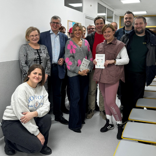 Projekt bez nazwy (100) Grupa pracowników DPD podczas wydarzenia firmowego. Uśmiechnięte twarze.