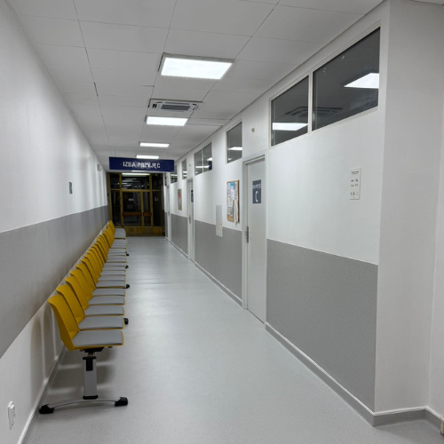 Projekt bez nazwy (98) Korytarz szpitalny z żółtymi krzesłami i oznaczeniem "Izba Przyjęć".
