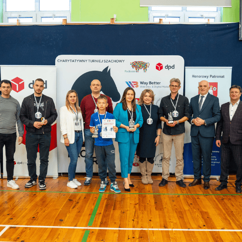 Charytatywny turniej szachowy pod patronatem DPD. Uczestnicy z nagrodami.