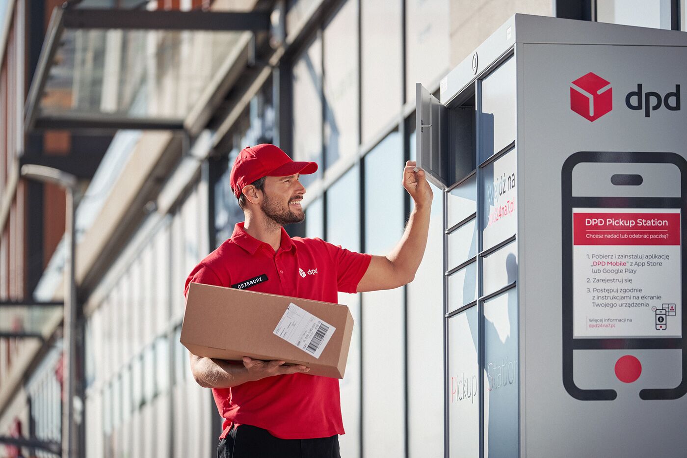 Kurier DPD umieszcza paczkę w DPD Pickup Station – nowoczesnym automacie paczkowym. W ramach nowej metody dostaw, współpracy z ERLI, klienci mogą wygodnie odbierać i nadawać paczki bezpośrednio w automatach, korzystając z aplikacji DPD Mobile.