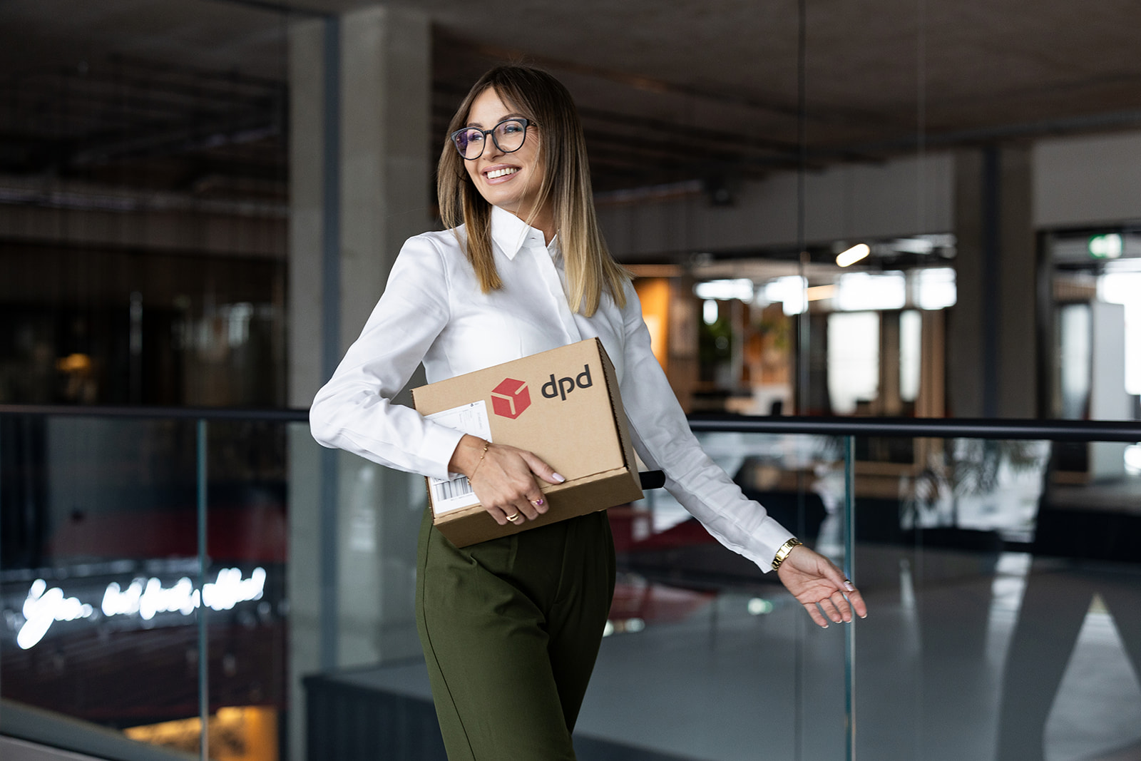 DPD klientka z paczką w biurze