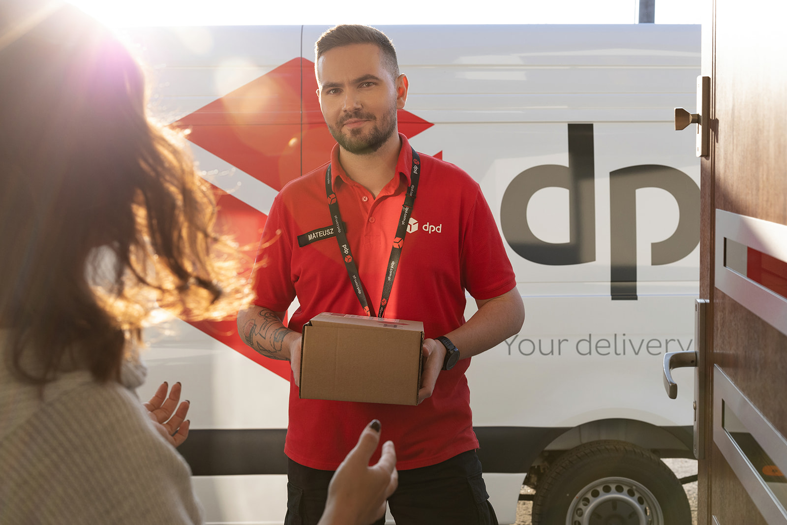 DPD Kurier dostarcza paczkę