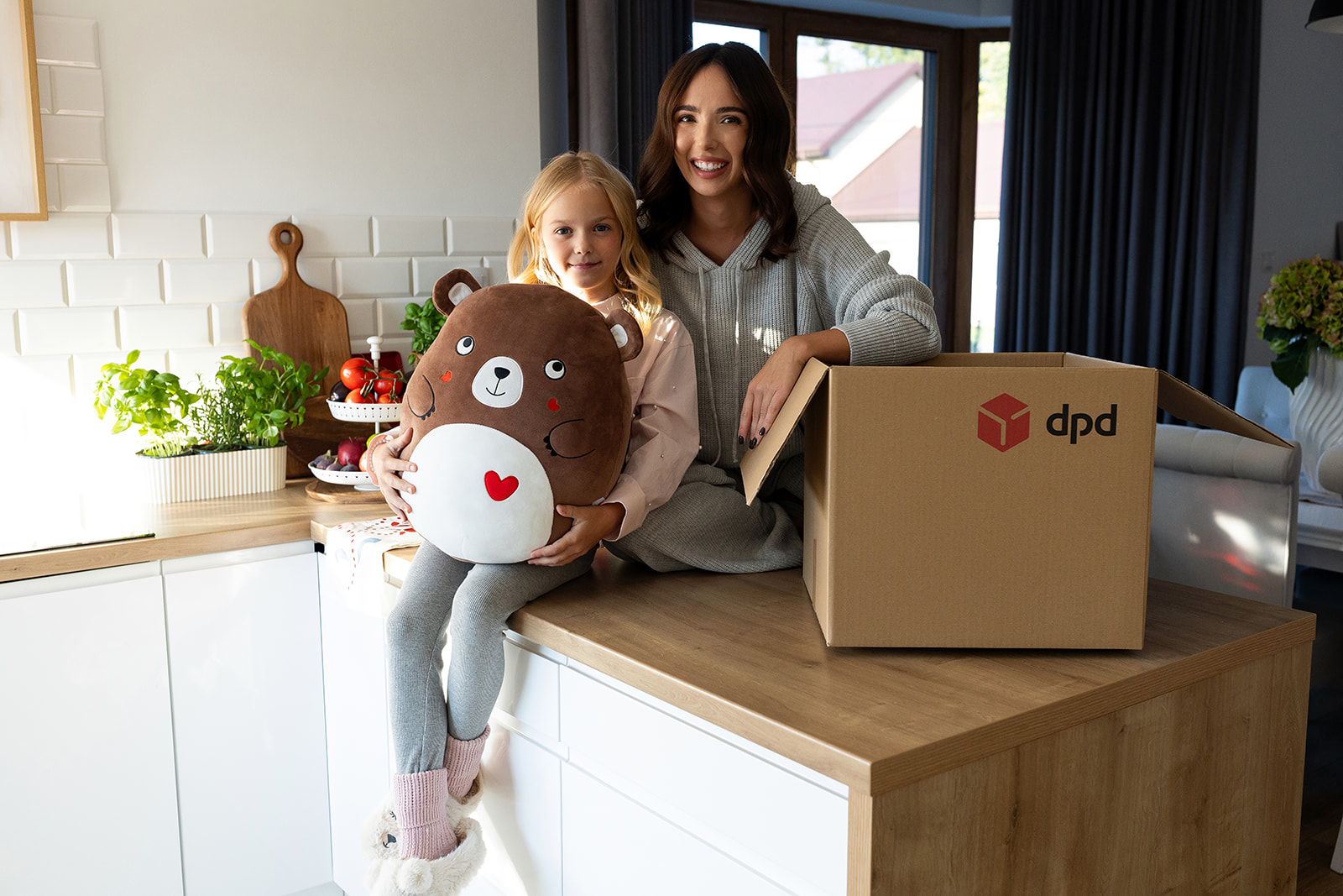DPD mała klientka z mamą i paczką