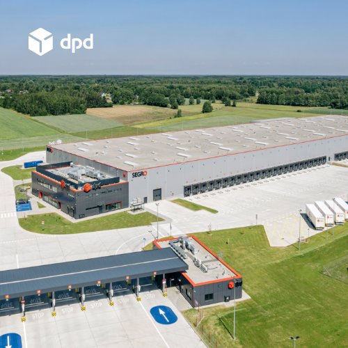 Nowoczesne centrum logistyczne DPD Polska z rampami załadunkowymi, widok z lotu ptaka.
