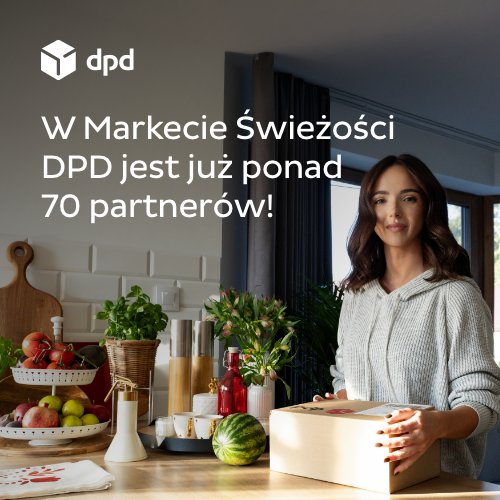 Kobieta w kuchni z paczką DPD, symbolizująca dostawy z Marki Świeżości DPD.