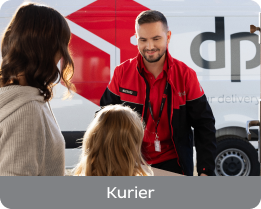 Kurier DPD wręczający paczkę matce i dziecku, w tle biała furgonetka z logo DPD