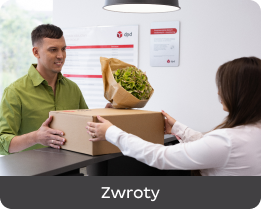 Zwroty - mężczyzna przekazuje paczkę kobiecie w punkcie nadawania zwrotów