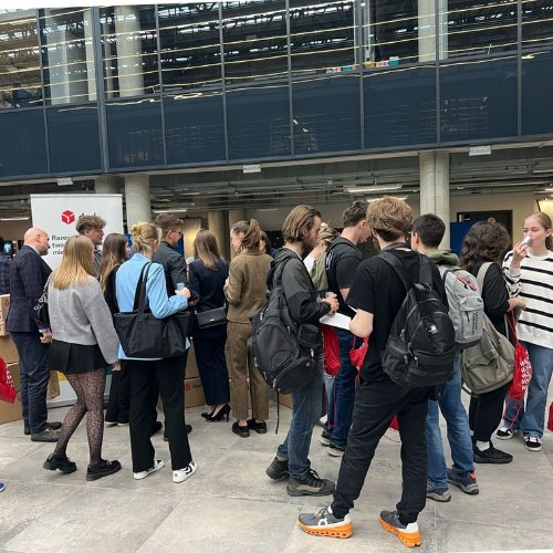 Studenci i kandydaci na stoisku rekrutacyjnym DPD Polska podczas targów pracy.