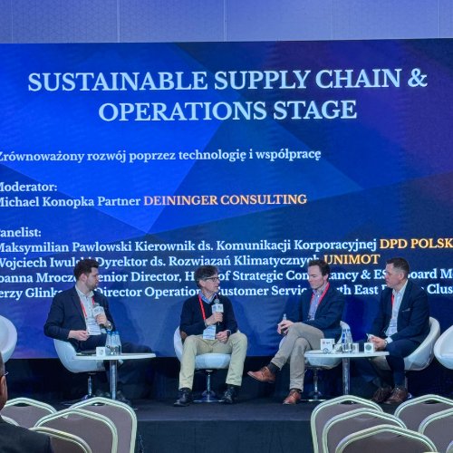 Panel dyskusyjny 'Sustainable Supply Chain & Operations Stage' z udziałem przedstawiciela DPD Polska, omawiający zrównoważoną logistykę.