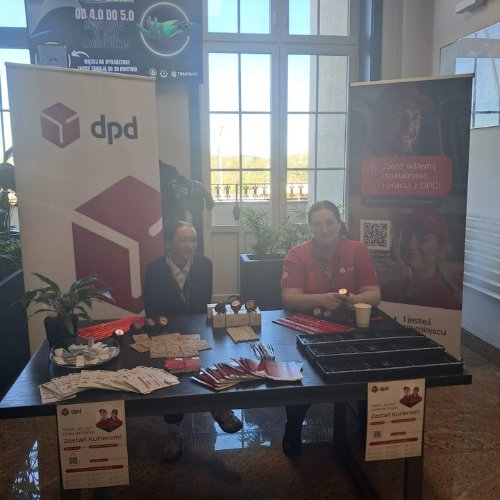 Pracownice DPD Polska na stoisku rekrutacyjnym, promujące oferty pracy i karierę w DPD.