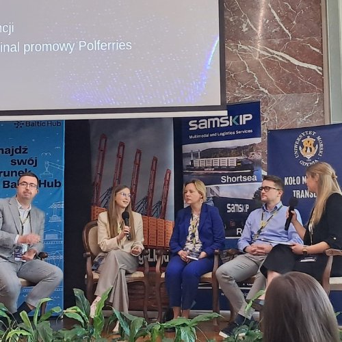 Panel dyskusyjny na konferencji branżowej, z udziałem ekspertów logistyki i transportu, w tym przedstawicieli DPD Polska.