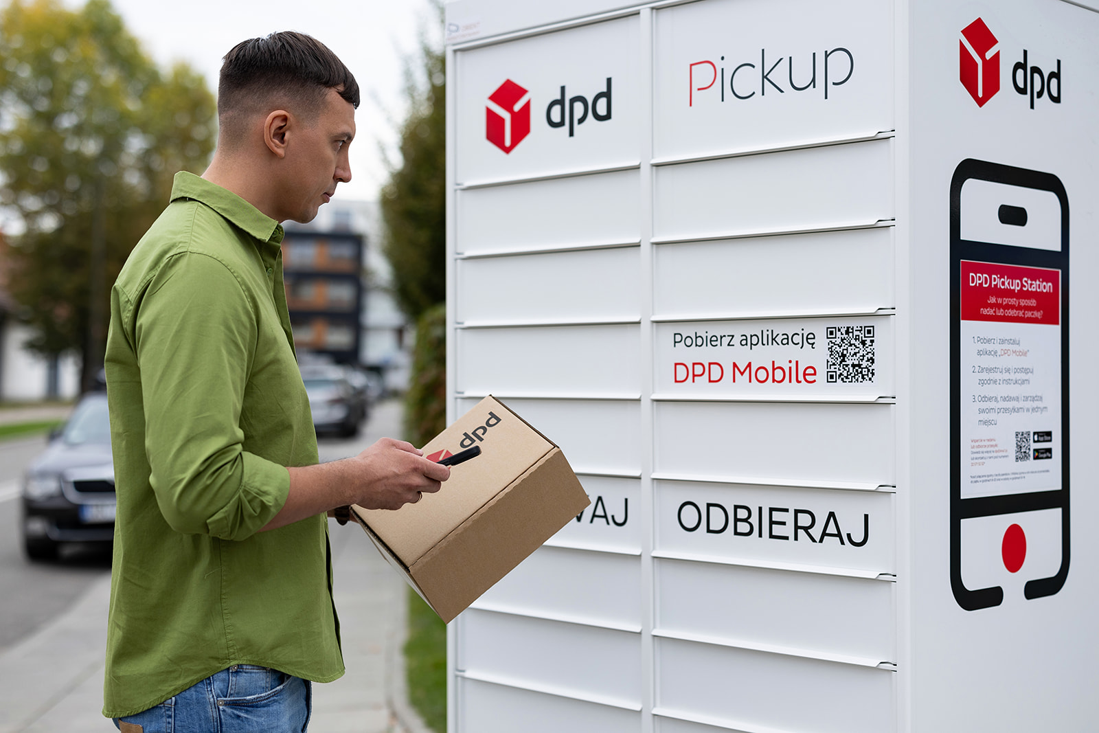 DPD Pickup klient odbiera paczkę z automatu paczkowego