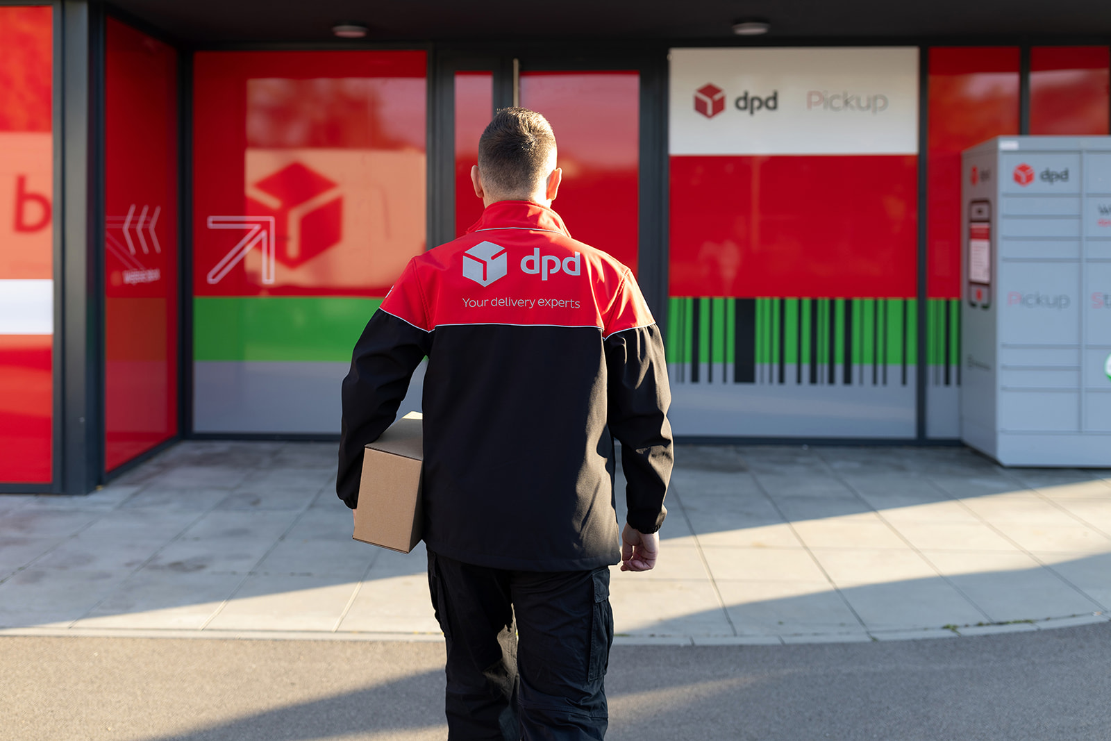 DPD Pickup kurier idzie do punktu