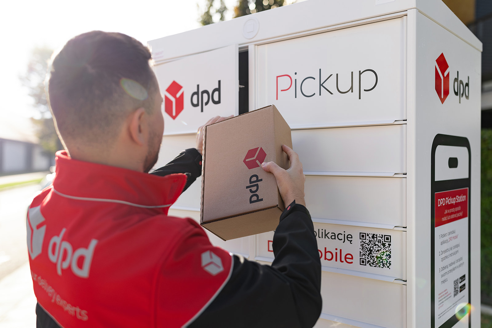 DPD Pickup kurier wkłada paczkę do automatu paczkowego