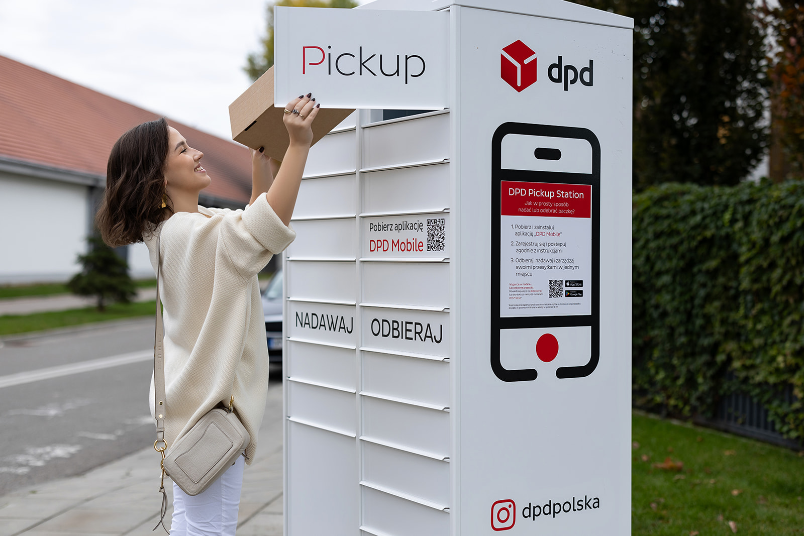 DPD Pickup klientka odbiera paczkę z automatu paczkowego