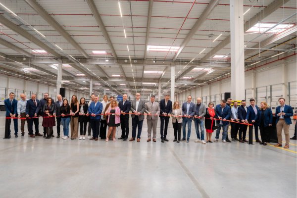 Uroczyste otwarcie nowego centrum logistycznego DPD Polska z przecięciem wstęgi przez zarząd i pracowników.