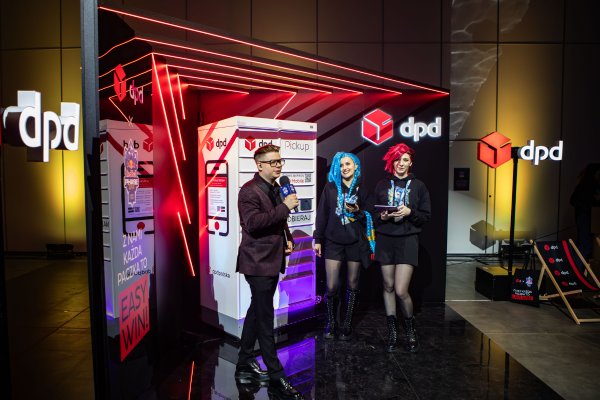 Nowoczesny automat paczkowy DPD Pickup z neonowym podświetleniem na wydarzeniu promocyjnym DPD Polska.