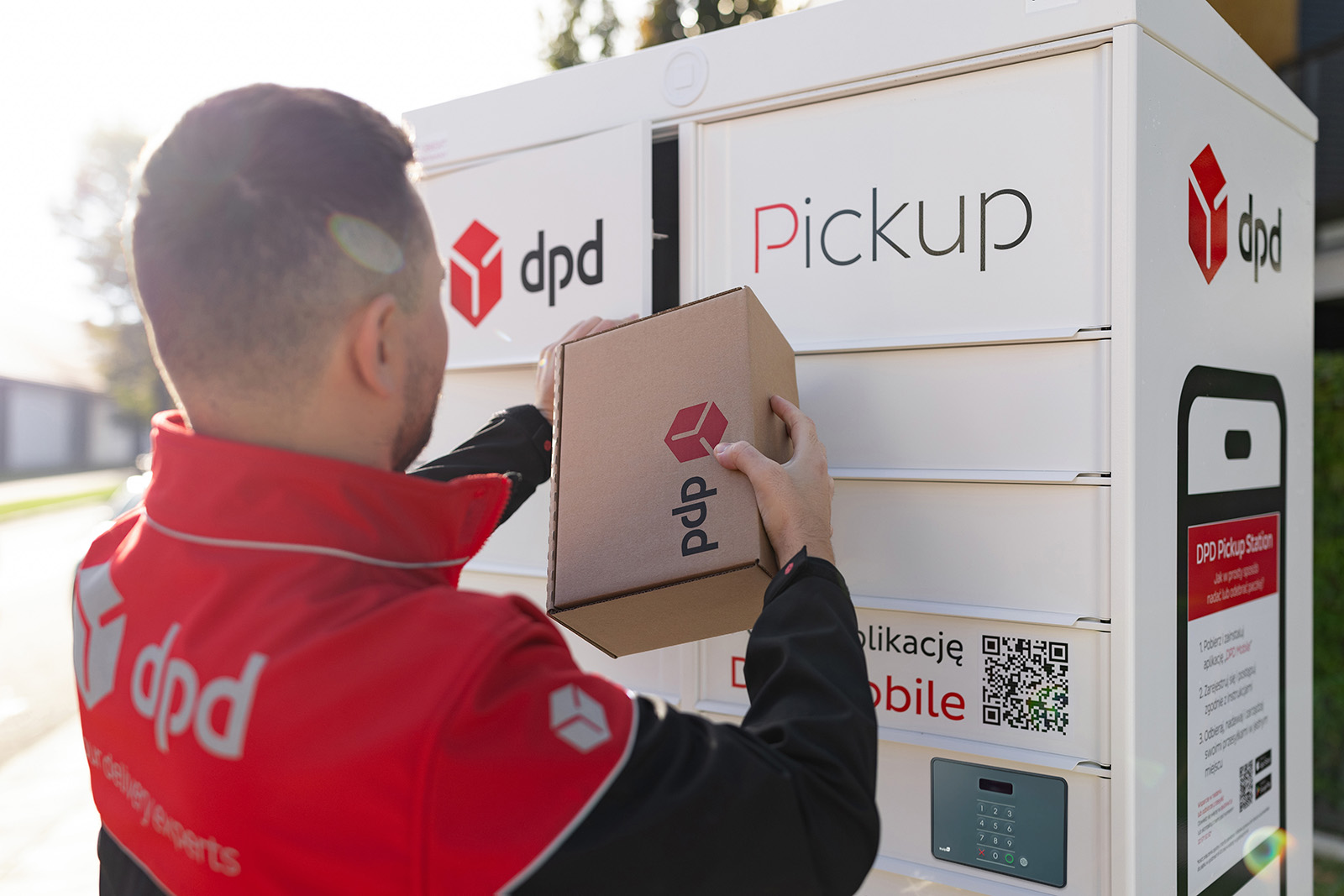 DPD Pickup kurier wkłada paczkę do automatu paczkowego