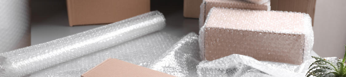 Folia babelkowa i kartony na stole