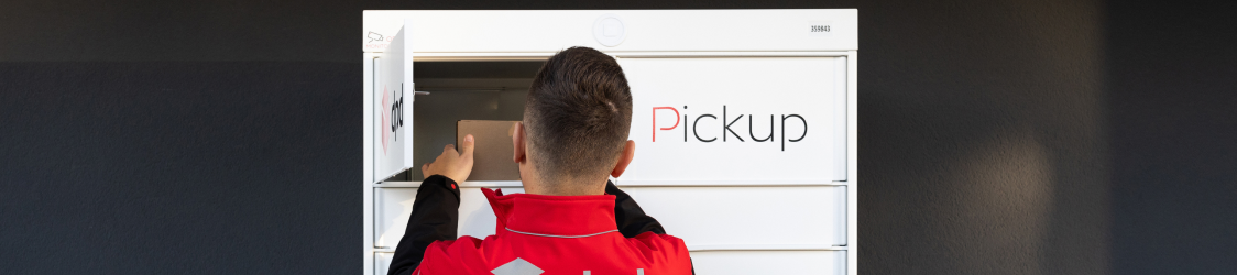 Kurier DPD wkłada paczkę do automatu paczkowego DPD Pickup