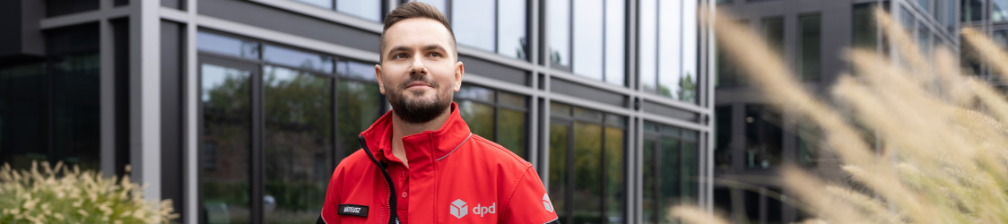 Nagłówek artykułu przedstawiający kuriera rowerowego DPD w centrum miasta