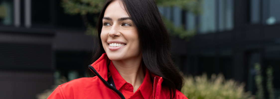 Kurier rowerowy DPD w trakcie dostawy w centrum miasta